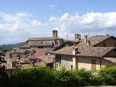 قرية Montone الجبلية في أومبريا، أقرب معلم إلى Cardaneto Castle