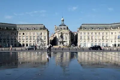 ساحة Place de la Bourse ومرآة الماء في بوردو