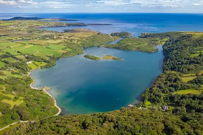 Lough Hyne كما تُرى من الأعلى