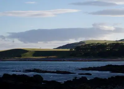 عبر خليج Inverbervie نحو Hallgreen Castle