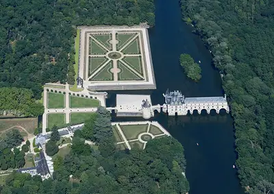 منظر جوي لـ Château de Chenonceau فوق نهر Cher