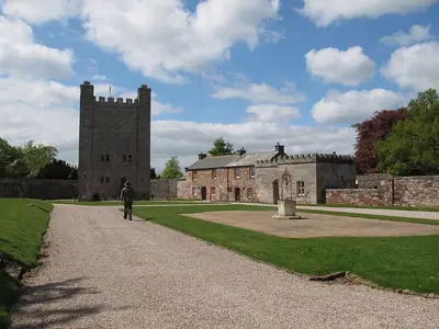 ساحة Appleby Castle في كمبريا مع الدار والفناء