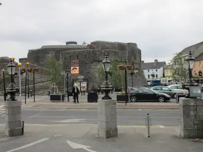 قلعة Athlone على نهر شانون، قلعة البلدة من العصور الوسطى على بعد نحو 5 كم؛ ولا توجد صورة مجانية لقلعة الإقامة نفسها
