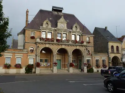 دار البلدية وDôme de Charlemagne في Attigny