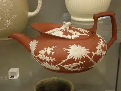 إبريق شاي من ستافوردشير من تقليد Wedgwood بنقش زهري