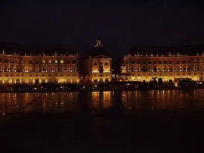 Place de la Bourse في بوردو ليلًا