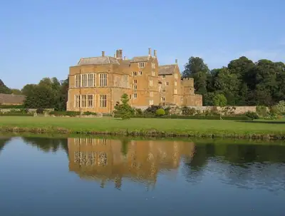 Broughton Castle يحيط به خندقه المائي