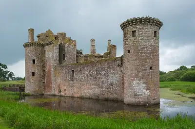 قلعة Caerlaverock المحاطة بخندق مائي