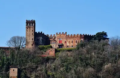 Castello di Camino على قمة التل