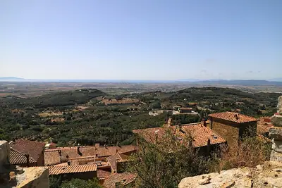 Rocca di Campiglia فوق Campiglia Marittima