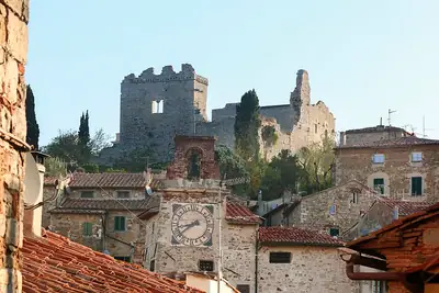 Rocca di Campiglia كما تُرى من البلدة القديمة في Campiglia Marittima