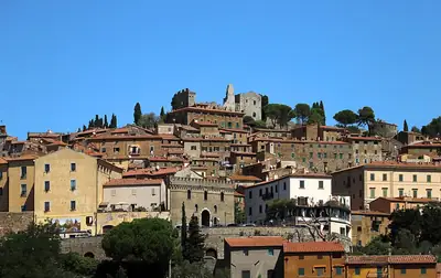 إطلالة على البلدة القديمة في Campiglia Marittima بتوسكانا، وهي أقرب معلم إلى Castello Bonaria