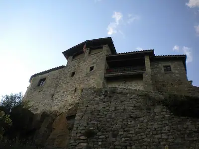 Castell de Llaés وكنيسة Sant Bartomeu على قمة التل فوق Llaés، ضمن بلدية Ripoll