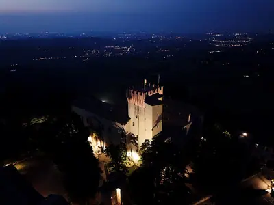 Castello di Guiglia على تلّها مع بانوراما الأبينين
