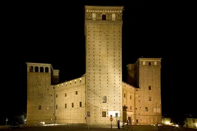 قلعة أمراء Acaia في Fossano ليلًا