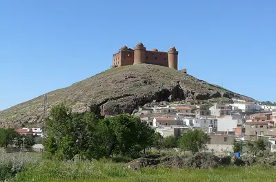 قلعة La Calahorra فوق القرية