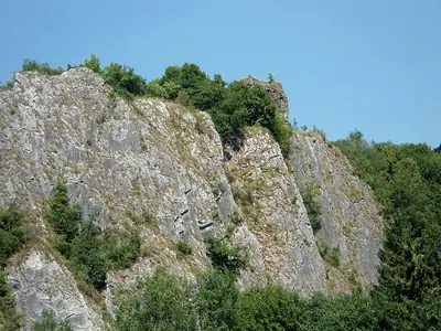 أطلال Château d'Amblève فوق النهر