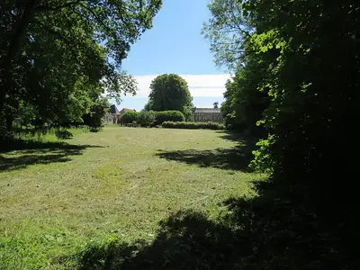 Château de Heuqueville كما يُرى من موقع التلة القديمة