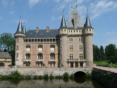 Château de La Clayette بجانب بحيرته