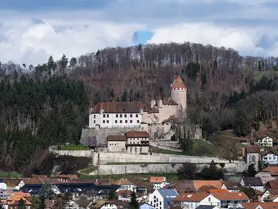Château de Lucens على تلته الصخرية