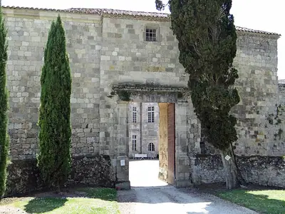 مدخل Château de Poudenas