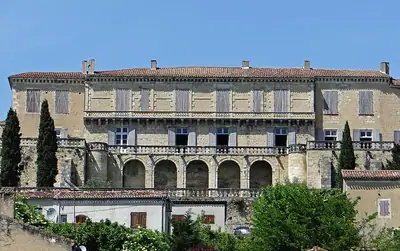 قصر Château de Poudenas كما يُرى من الجسر فوق نهر Gélise