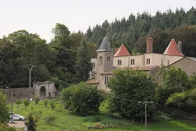 Château de Morey وكنيسة القرية