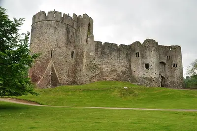 Chepstow Castle فوق نهر Wye