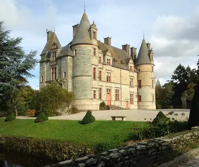 الواجهة الرئيسية لـ Château des Ravalet