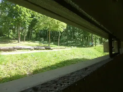 نافذة طويلة في الواجهة الغربية لدير La Tourette