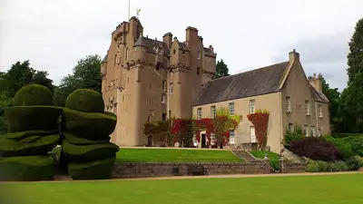 Crathes Castle كما تُرى من حديقتها