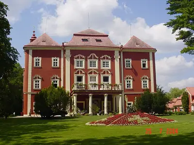 الجهة الخلفية من قصر Dětenice