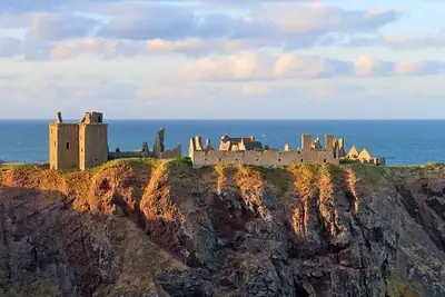 Dunnottar Castle على رأسها الصخري
