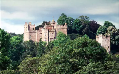 Dunster Castle على تلّها
