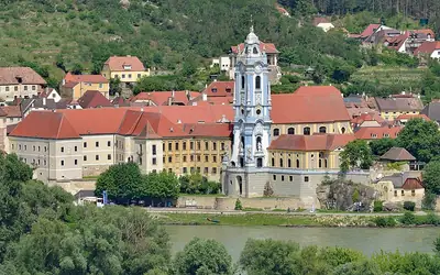 الدير وكنيسته وجزء من سور المدينة في Dürnstein