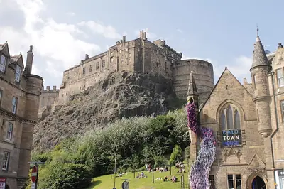 قلعة إدنبرة كما تُرى من Grassmarket