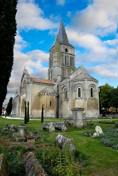 كنيسة Saint-Pierre الرومانية في Aulnay