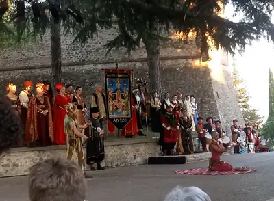 عرض تاريخي بأزياء عصر النهضة في Rocca di Braccio في Montone