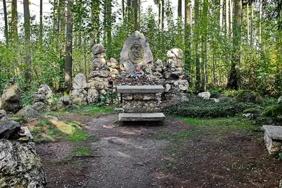 المذبح الحجري في الغابة داخل Wiedermann Park