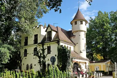 Rezidence Zámeček، الفيلا ذات البرج على طراز القلاع في Wiedermann Park بـ Františkovy Lázně