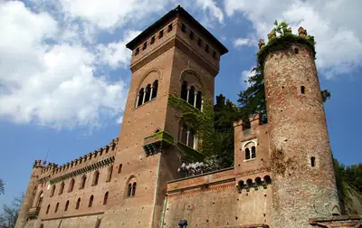 Castello di Gabiano على قمة التل فوق وادي بو في بيدمونت
