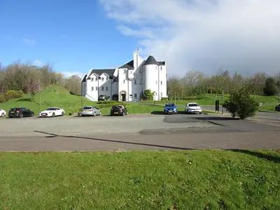 Glenskirlie House and Castle في Banknock، فندق بطراز القلاع في وسط اسكتلندا