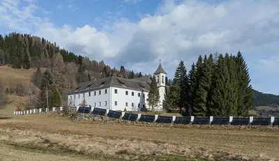 دار رهبان الكرمل السابقة بجوار كنيسة أبرشية Zedlitzdorf