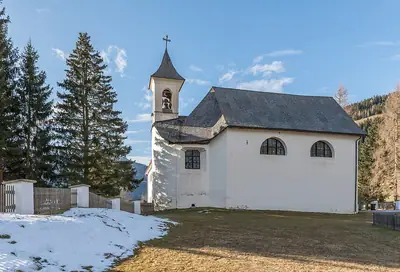 كنيسة أبرشية Zedlitzdorf، على بعد نحو 200 م من الموقع الذي تحدده Expedia لـ Castle Berg Klösterle (لا توجد صورة حرة للقلعة نفسها)