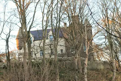 Hallgreen Castle بين الأشجار في Inverbervie بأبردينشير