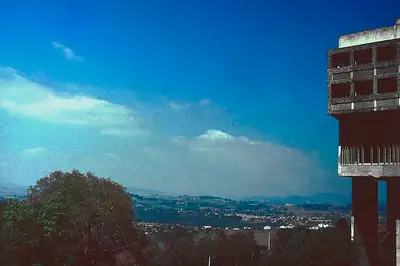 تلال Monts du Lyonnais كما تُرى من La Tourette باتجاه Sourcieux-les-Mines وSain-Bel