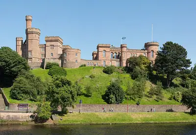 Inverness Castle كما تُرى من الجهة المقابلة لنهر Ness