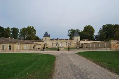 Château d’Anglade في Izon