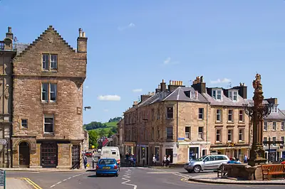 وسط Jedburgh مع صليب السوق Mercat Cross، أقرب بلدة إلى Finnie Castle؛ ولا توجد صورة مجانية لـ Finnie Castle
