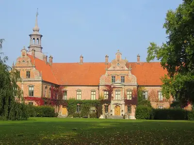 قلعة Karsholm عند بحيرة Oppmannasjön